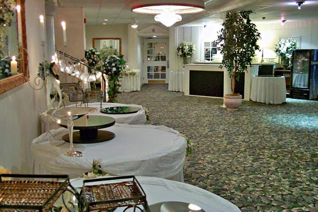 Ambassador Hotel Садбери Экстерьер фото